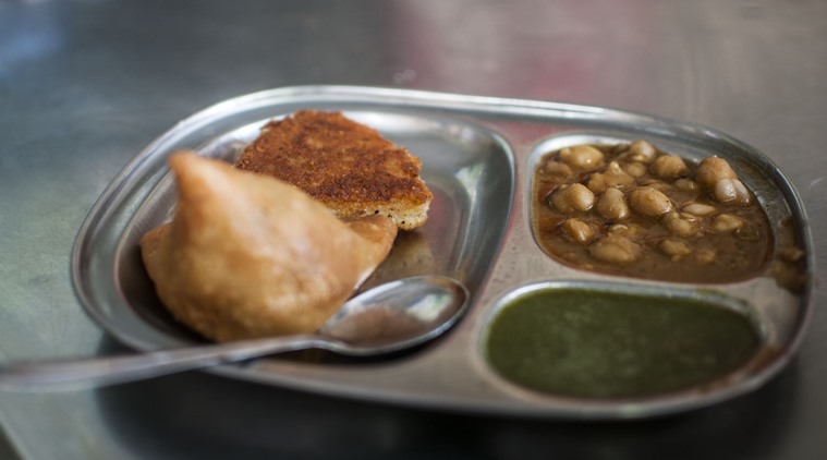 Sindhi chaap and samosa with chole at Punjab Moti Halwai in Fort Photo: Anurag Banerjee