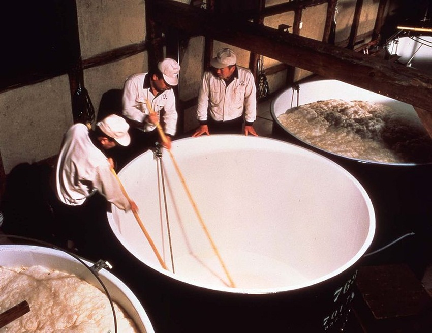 sake brewing - wikimedia commons - Gekkeikan Fushimi Kyoto