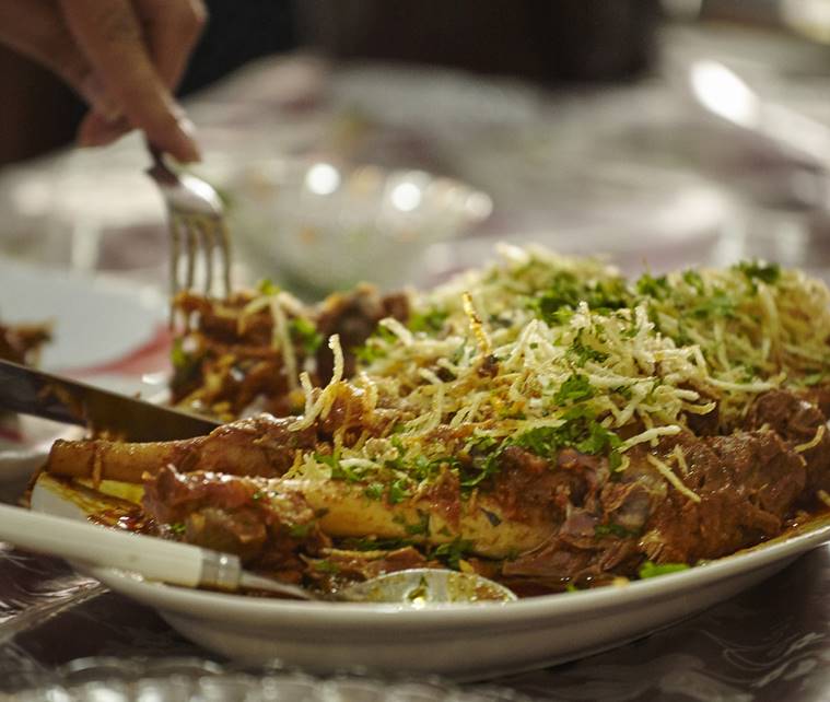 bohri4_759_raan-in-red-masala-garnished-with-salli-wafers-coriander-at-the-bohri-kitchen