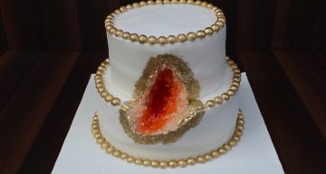 What are geode cakes and why are they so popular?