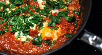 Recipe: Spicy eggs with spinach